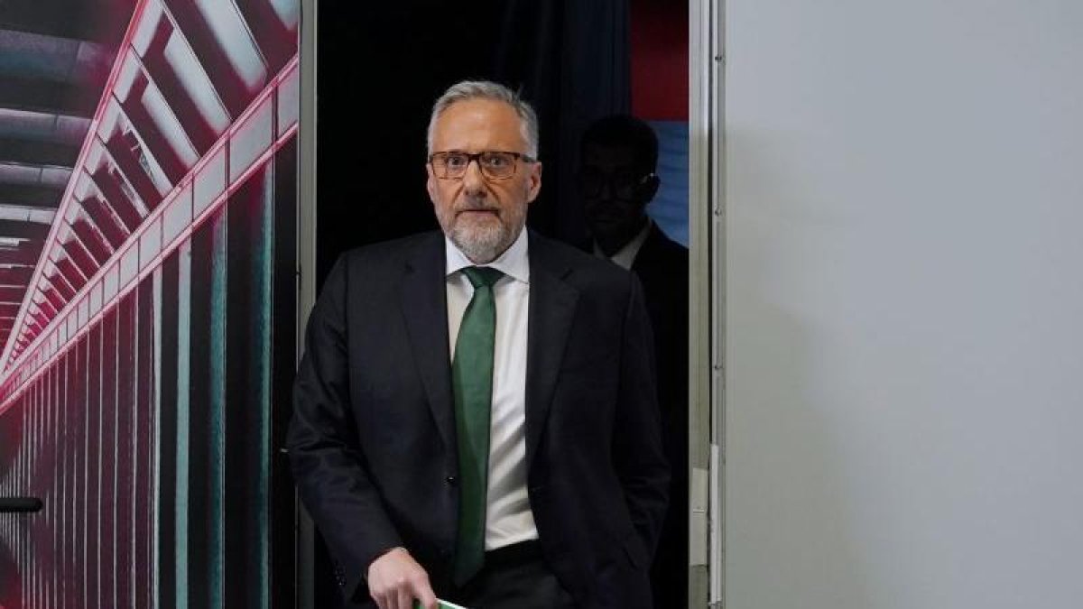 Carlos Pollán sale del plató donde se hizo uno de los debates del 15-M.