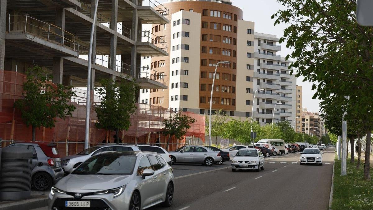Vista de la avenida José Aguado al sur de La Lastra. Zonas de aparcamiento en la avenida central.