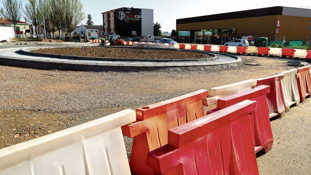 El aliado inesperado: la supresión de los pasos a nivel con la glorieta ya visible en Nava.