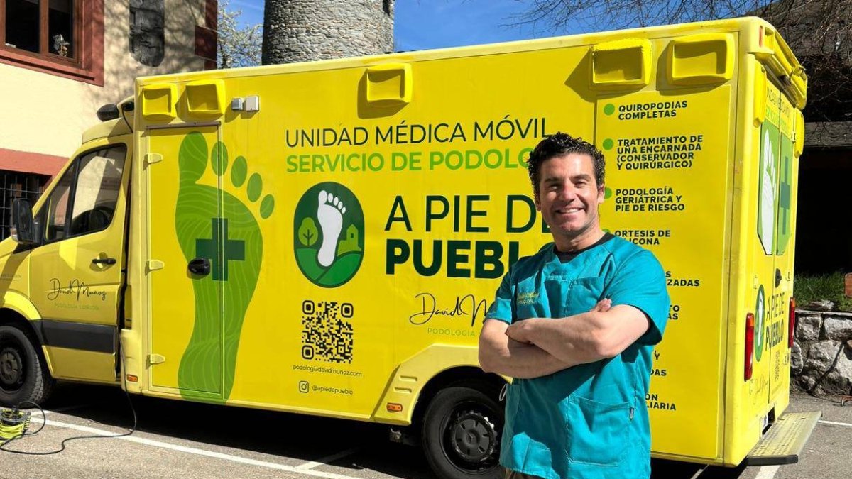 David Muñoz, delante de la unidad móvil sanitaria 'a pie de pueblo'
