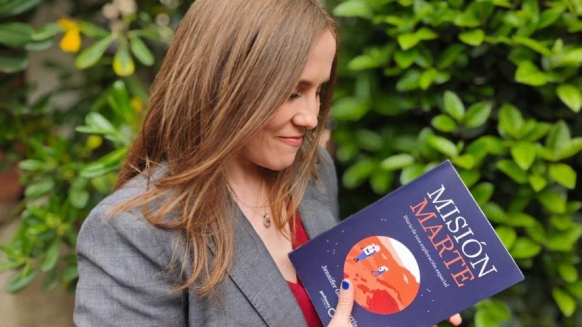 La leonesa Jennifer García Carrizo, con un ejemplar de su libro.