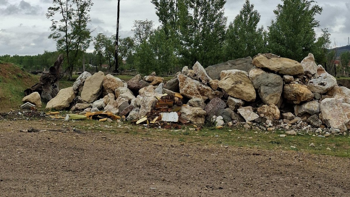 Basura en la orilla del Bernesga en León.