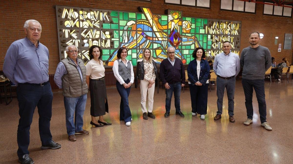 Los representantes de Sivele-Uscal, en el vestíbulo de la Facultad de Veterinaria de León.