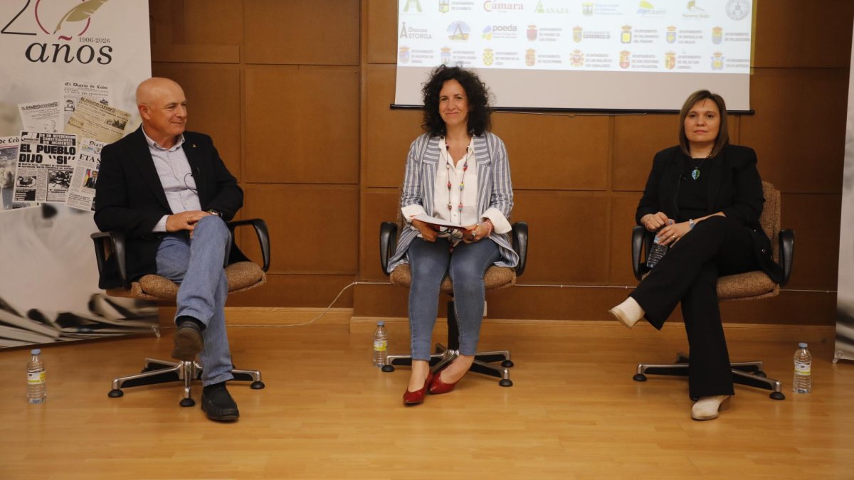 José Antonio Turrado y Eva del Río, fueron moderados por la periodista Ana Gil, en el centro.