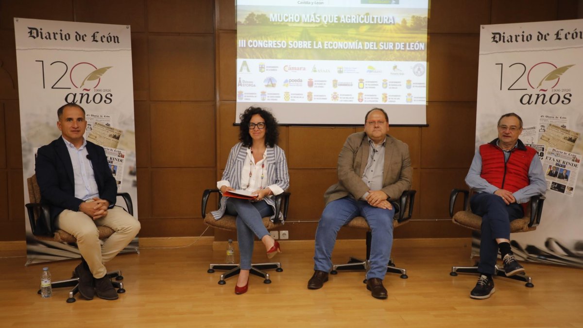David González, alcalde de Villaquejida; Ana Gil, periodista de Diario de León; Javier Carrera, regidor de La Bañeza; y Julio César Fernández, primer edil de Pajares de los Oteros.