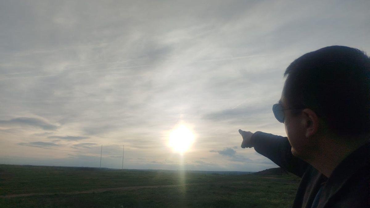 Saúl Blanco muesta el Sol en la calle Luceana, en Cantamilanos.