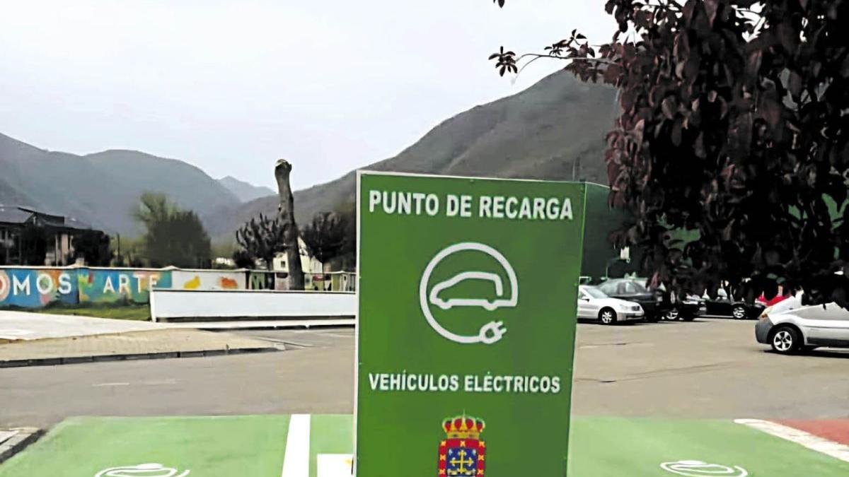 El punto se encuentra en el aparcamiento del polideportivo.