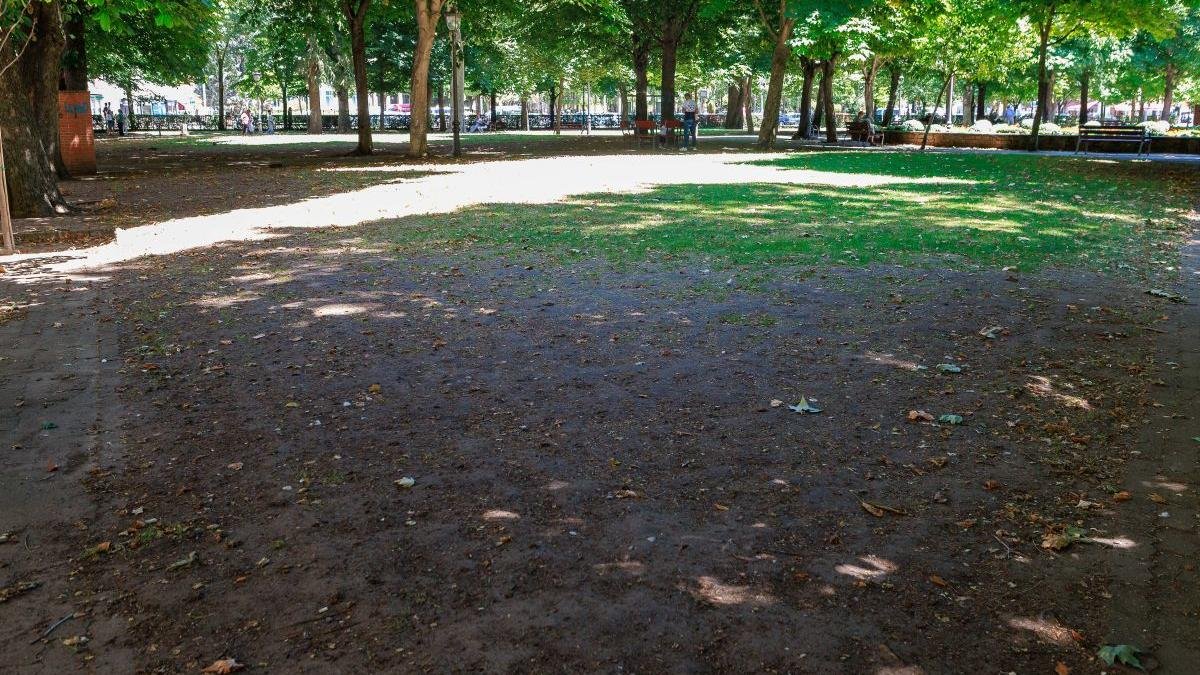 Imagen de las zonas verdes del parque de San Francisco tras la celebración de una de las ferias del Come y Calle.