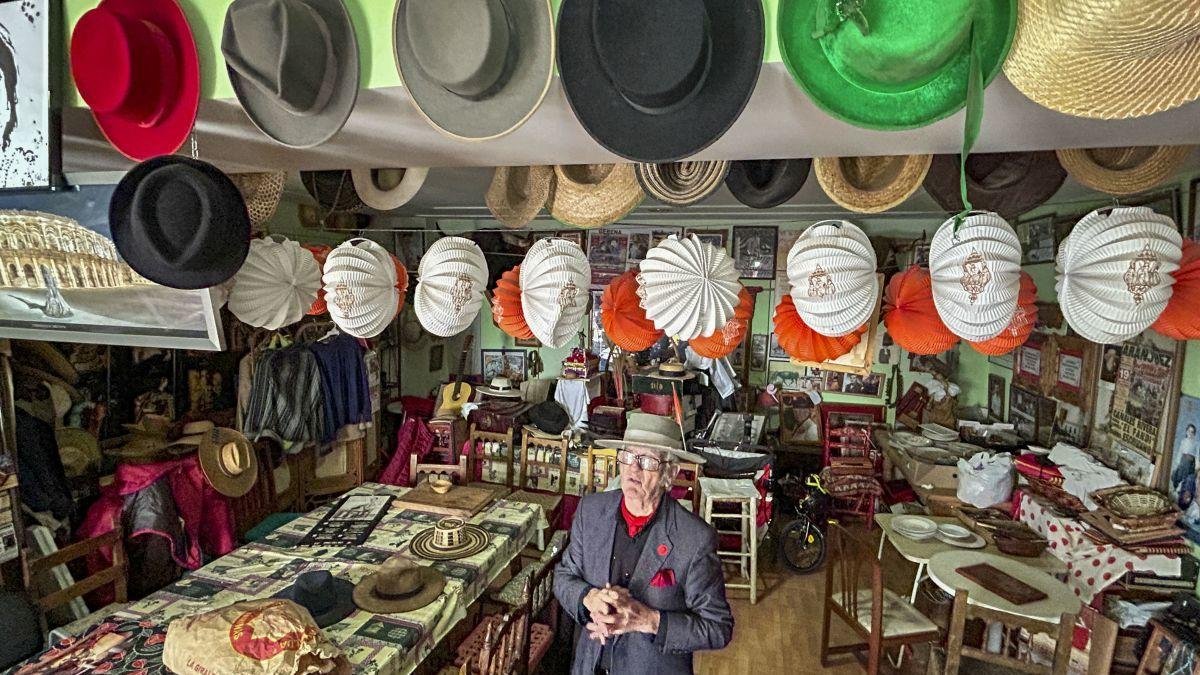 Gregorio Arias Nogales en el local donde guarda la mayoría de sus sombreros.