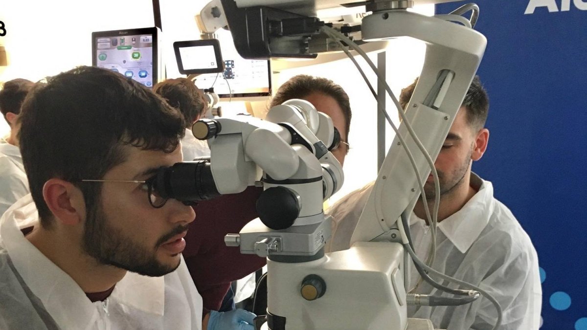 Un MIR de Oftalmología usa un microscopio 3D.