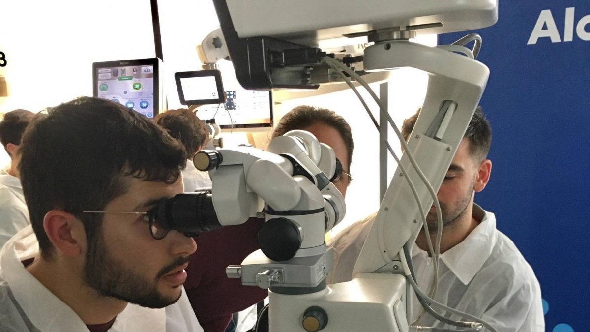 Un MIR de Oftalmología usa un microscopio 3D.