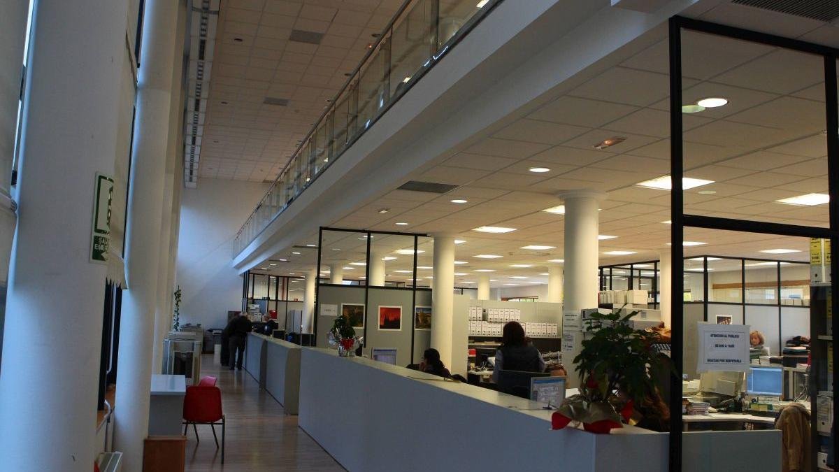 La falta de firmas técnicas bloquea el pago a 300 empleados.