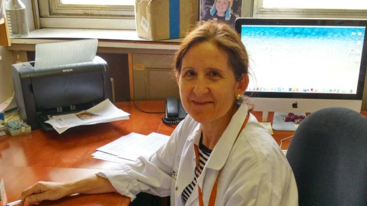 Angelita Rebollo en el laboratorio de la Universidad de París Cité.