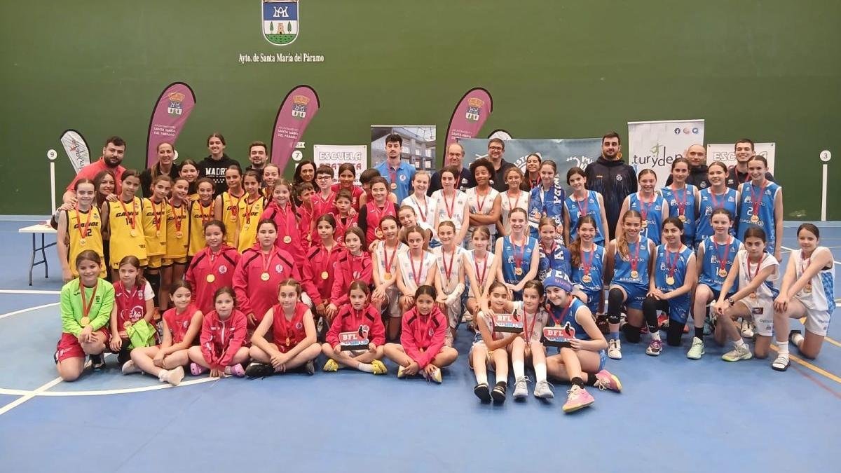 Foto final de todas las niñas que participaron en el campeonato.