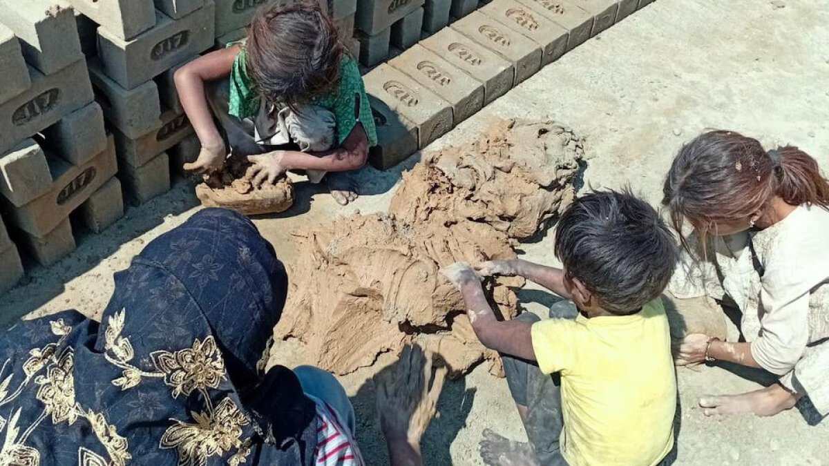 Imagen de una madre y sus hijos esclavos en la fábrica en la que trabajan