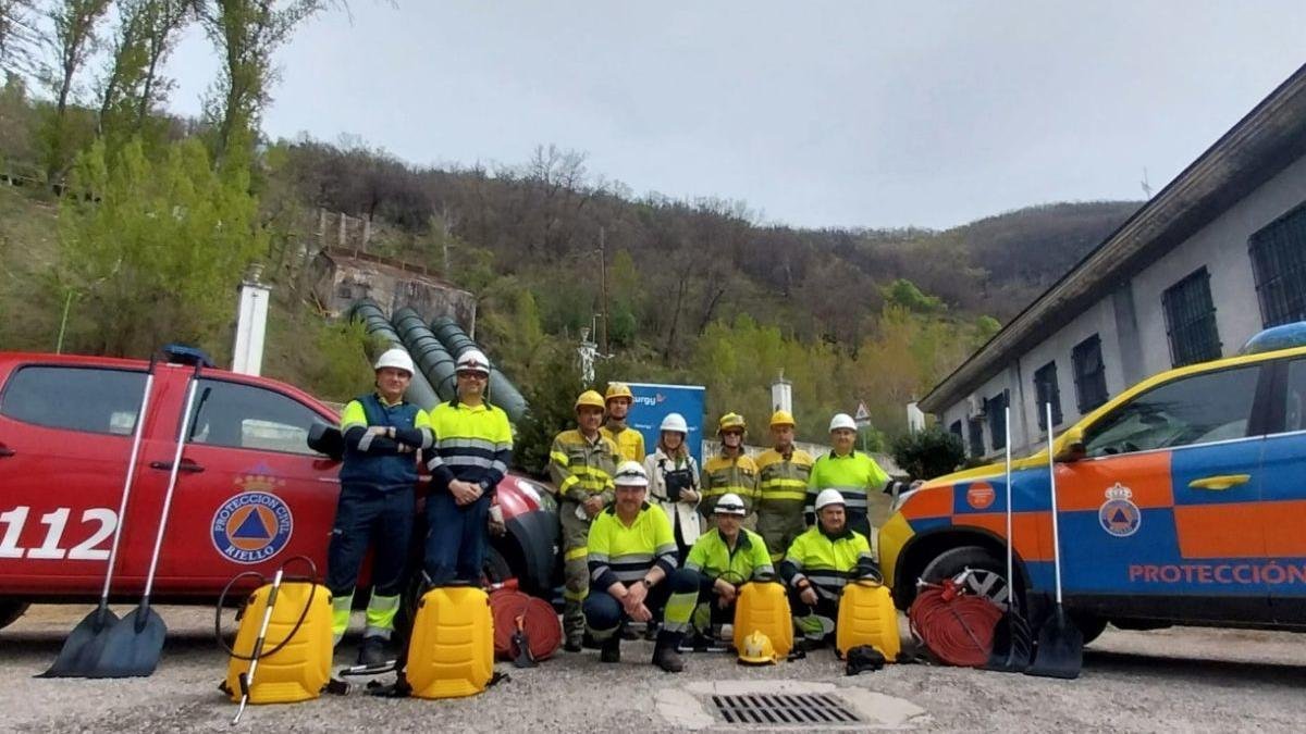 Miembros de Protección Civil de Riello.