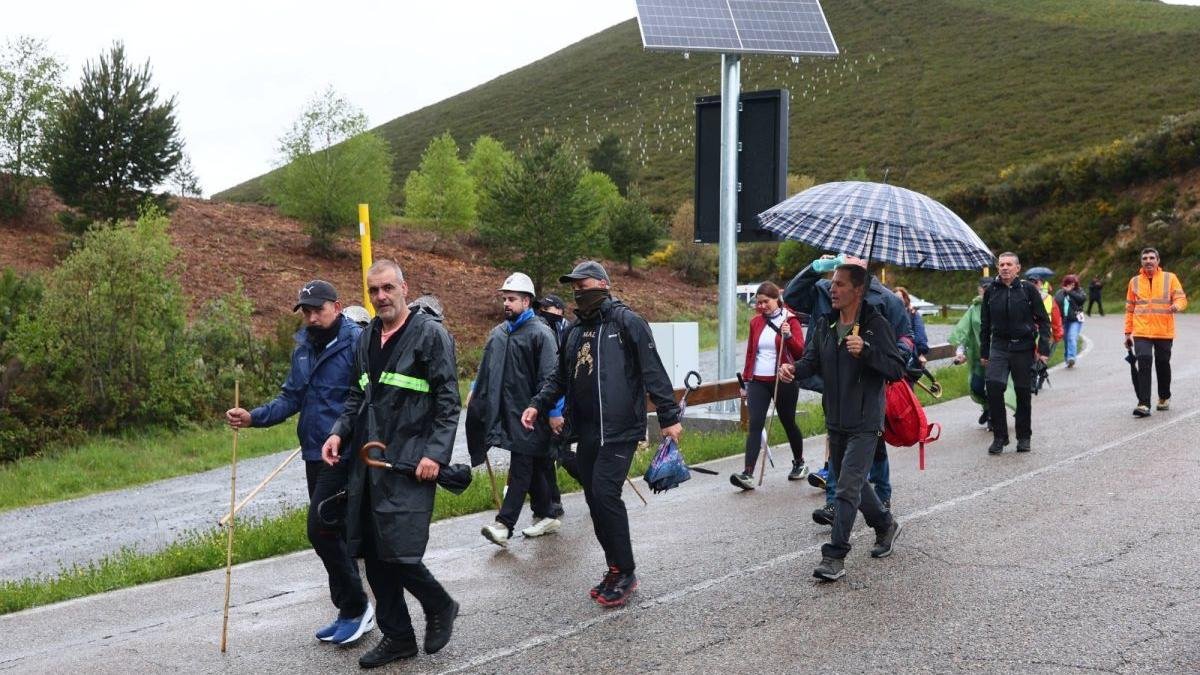 Los mineros participantes en la marcha, en la primera etapa.