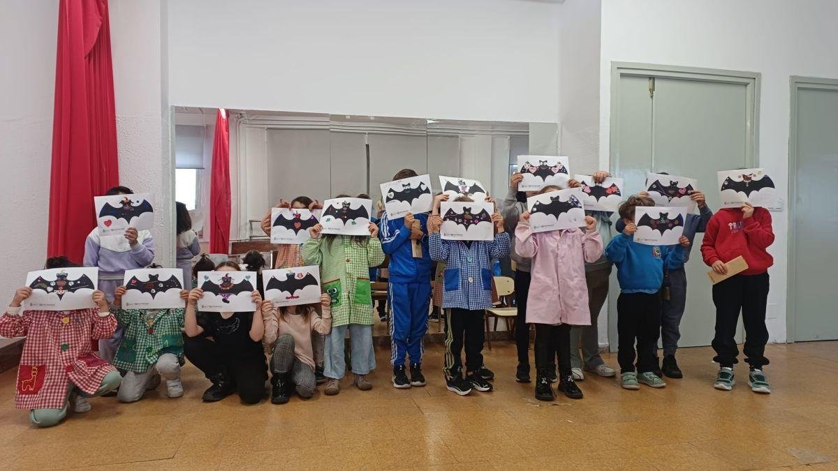 Alumnos del Colegio San Miguel Arcángel de Ciñera con sus dibujos.
