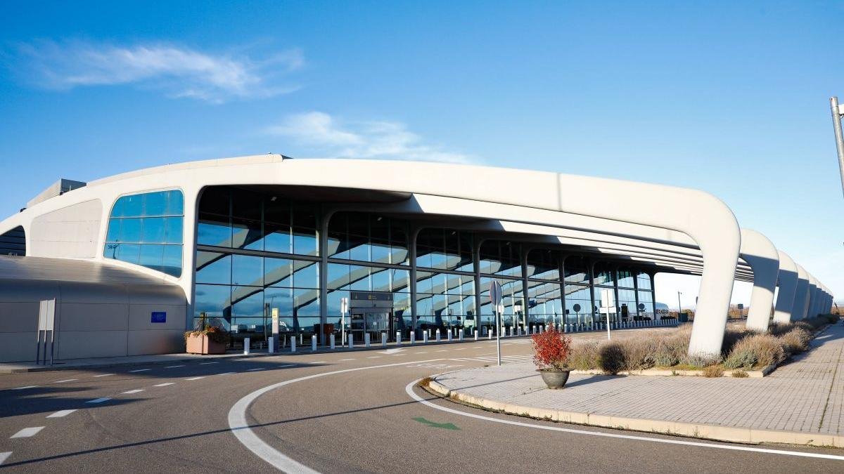 Acceso principal del Aeropuerto de León.