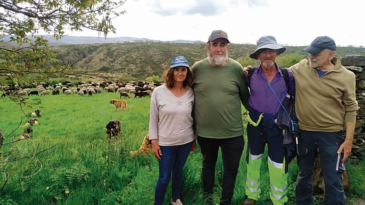 Gregorio Fidalgo y Violeta Alegre, dueños de la ganadería Filal, con los ganaderos alemanes que han viajado hasta el valle de Luna.
