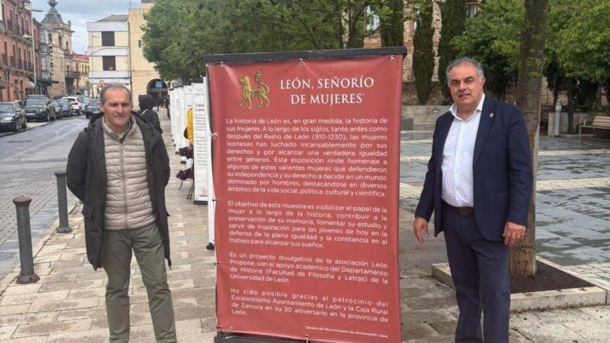 Uno de los paneles expuestos en la calle.