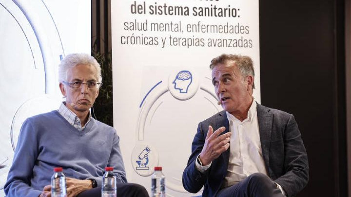 Los jefes de Servicio de Hematología y Hemoterapia del Hospital Clínico de València, Carlos Solano (dcha); y del Hospital La Fe de València, Javier de la Rubia.