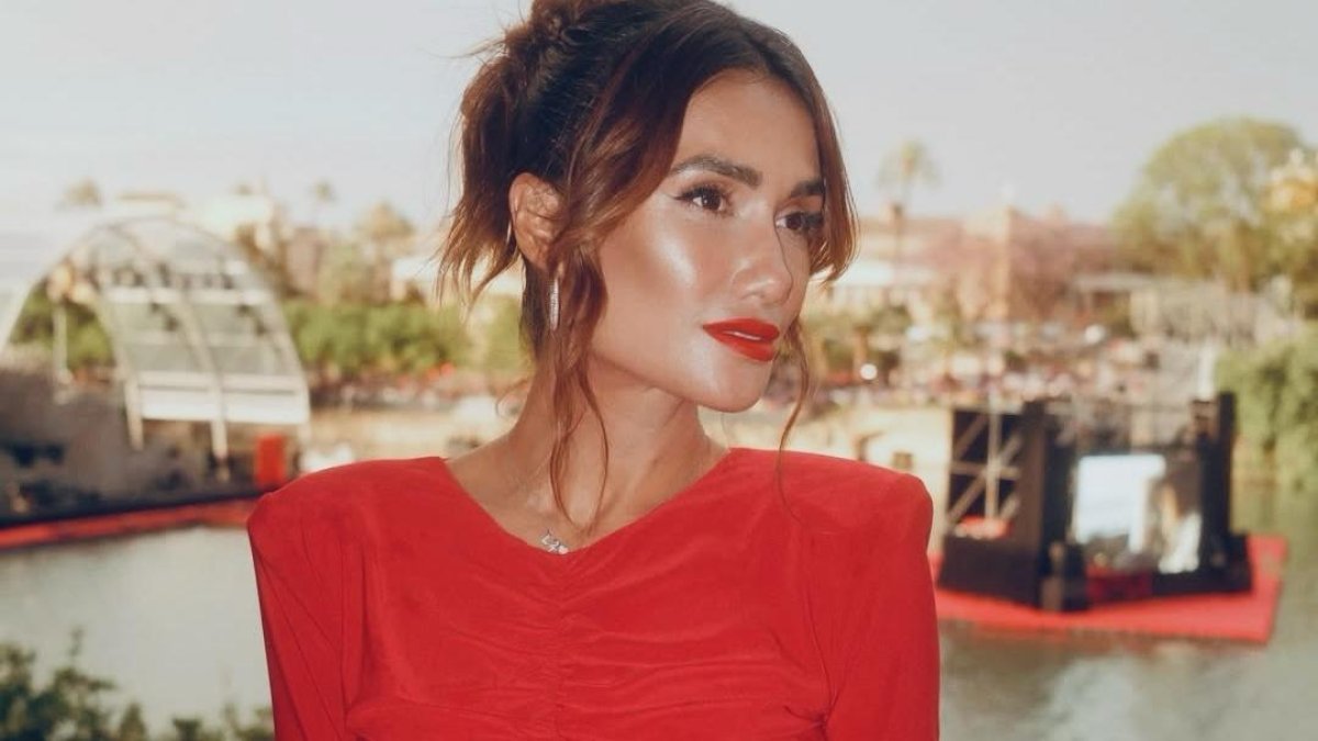La influencer Iera González luce un diseño del atelier Silvia Fernández en un evento de Netflix en Sevilla.