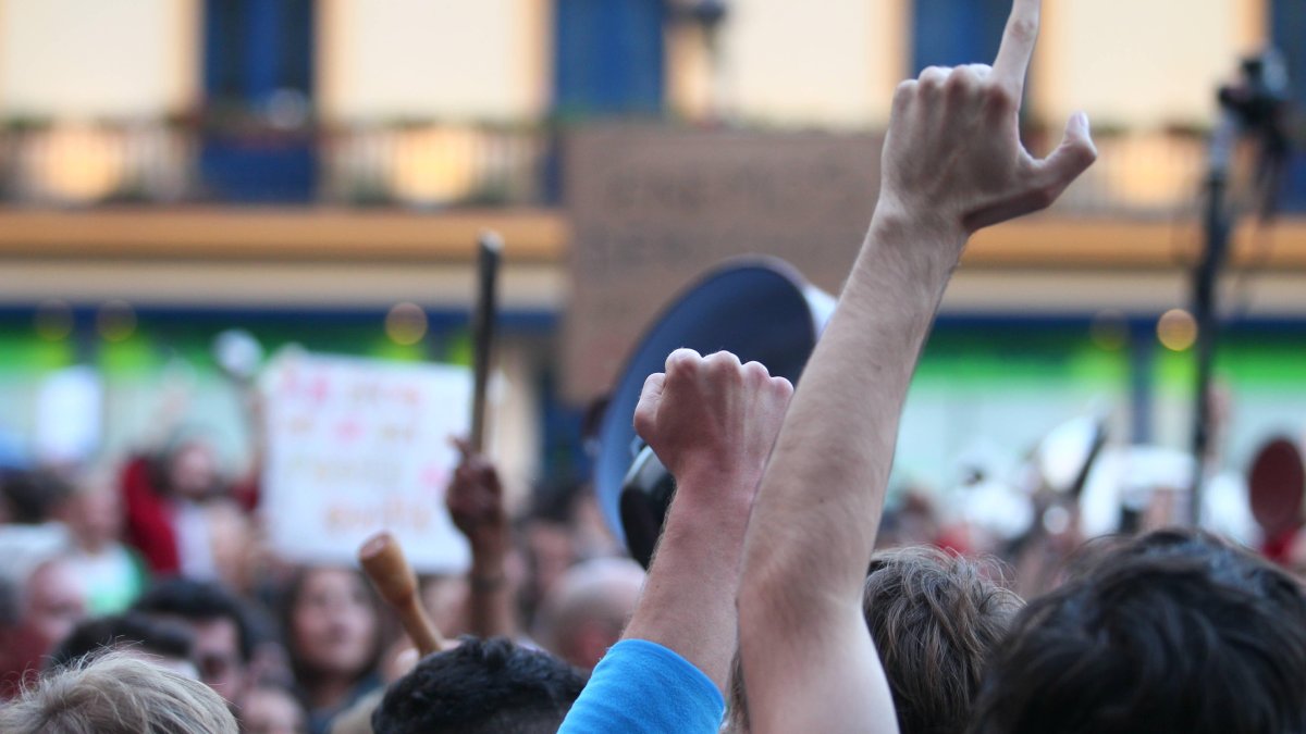 Concentración en la plaza de Botines exigiendo uno de los lemas de la protesta pacífica del 15-M: 