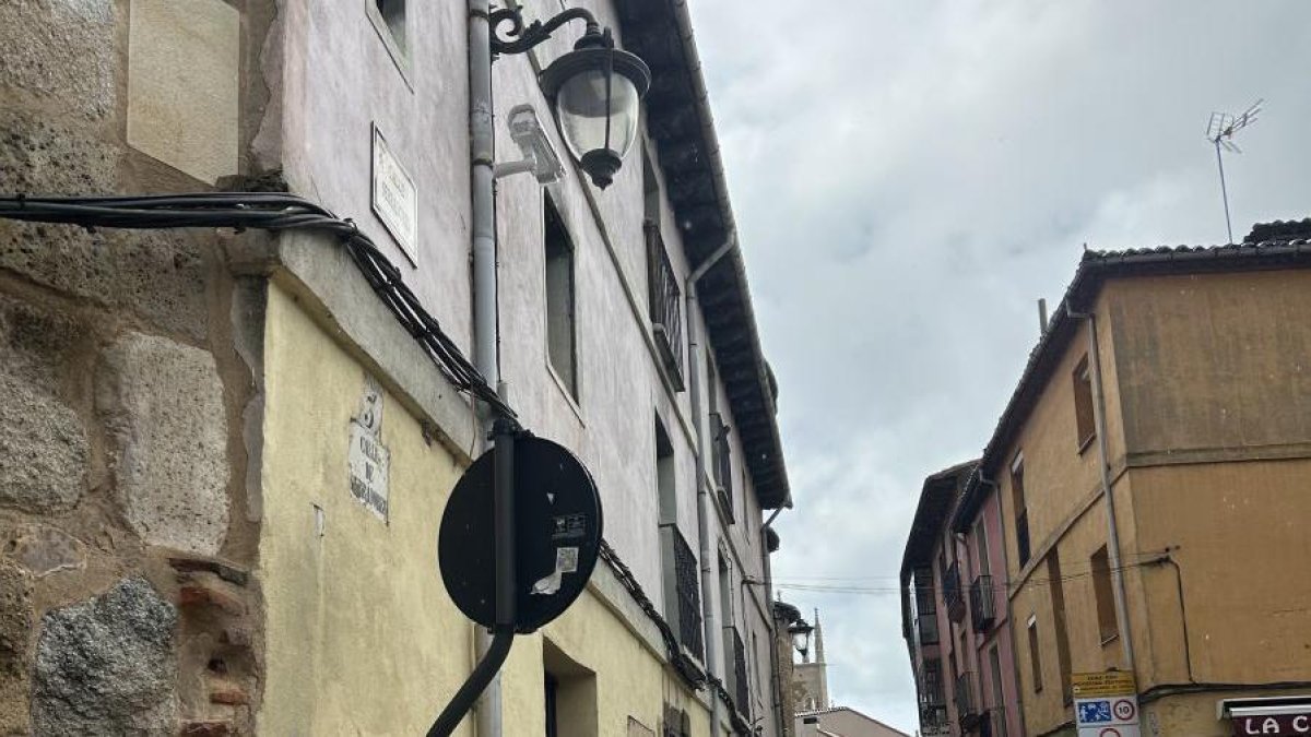La cámara está colocada bajo la farola de Serradores.