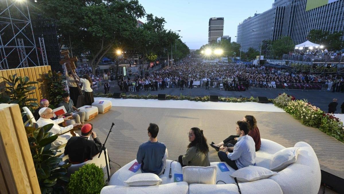 En la vigilia en la plaza de Lima, León XIV conversó con varios jóvenes.