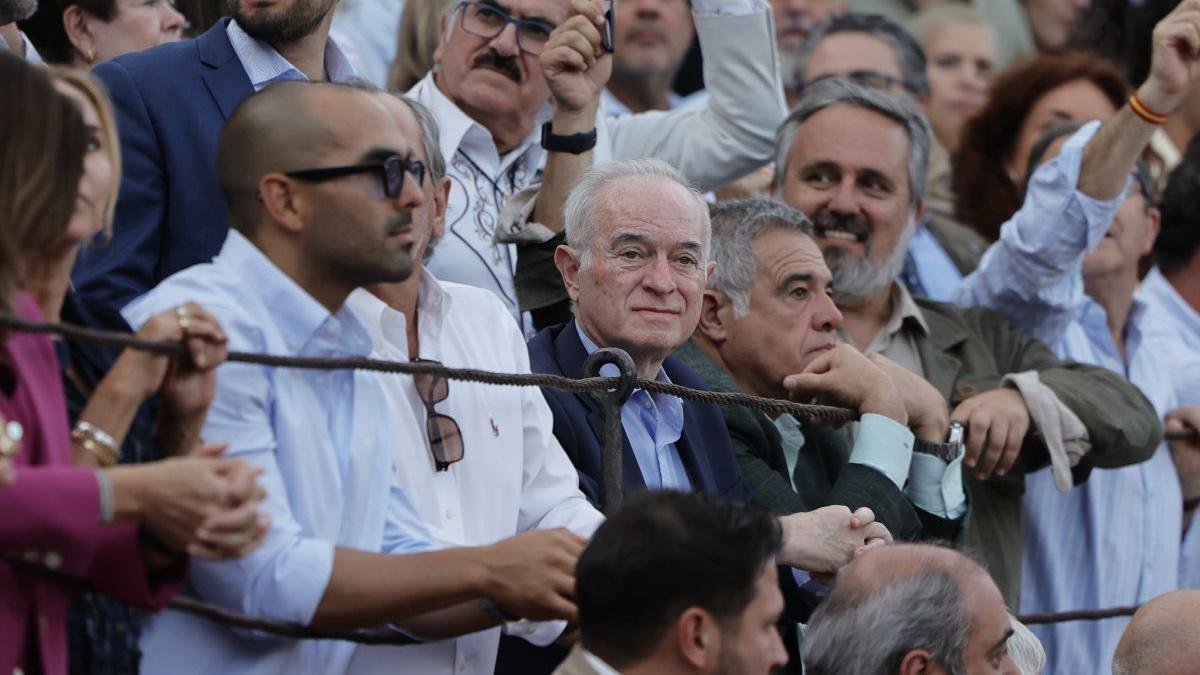 El juez Peinado asiste al festejo taurino de la Feria de San Isidro.