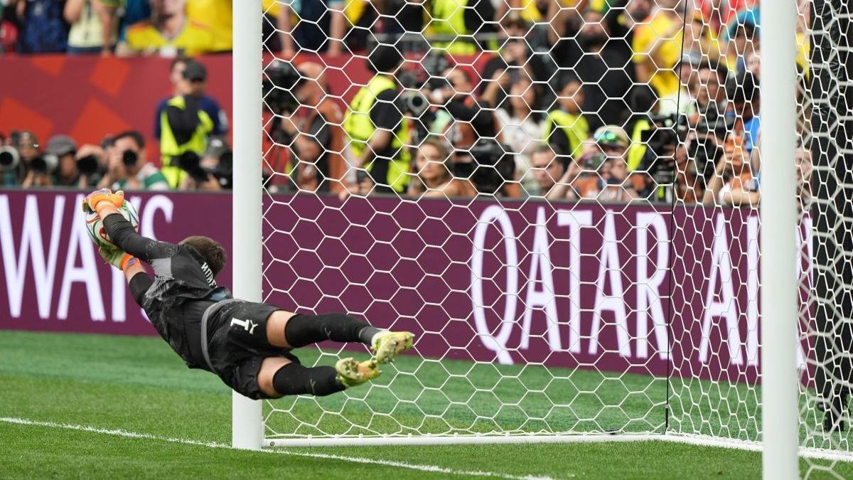 Kobel paró el penalti del colombiano Cucho Hernández para dar el pase a cuartos a Suiza.