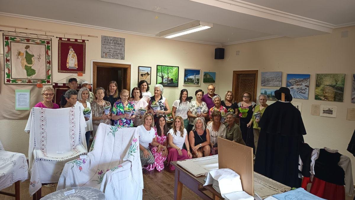 Grupo de mujeres participantes en la exposición de Prioro.