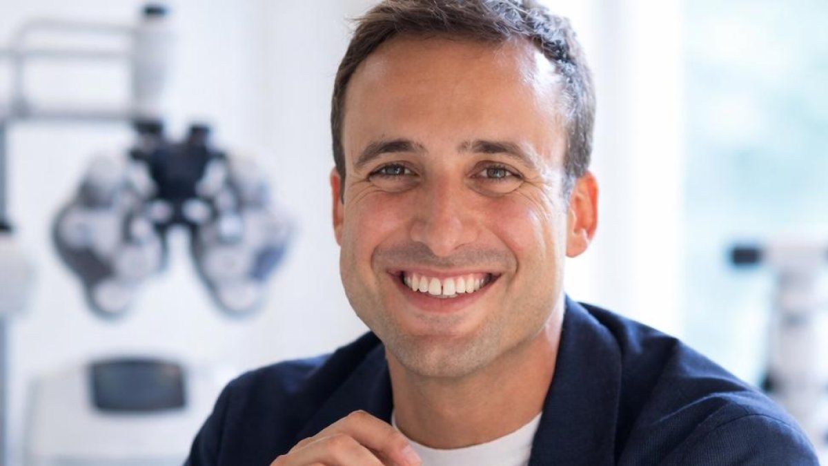 El doctor Carlos Plaza, oftalmólogo de la Clínica LeonOcular.