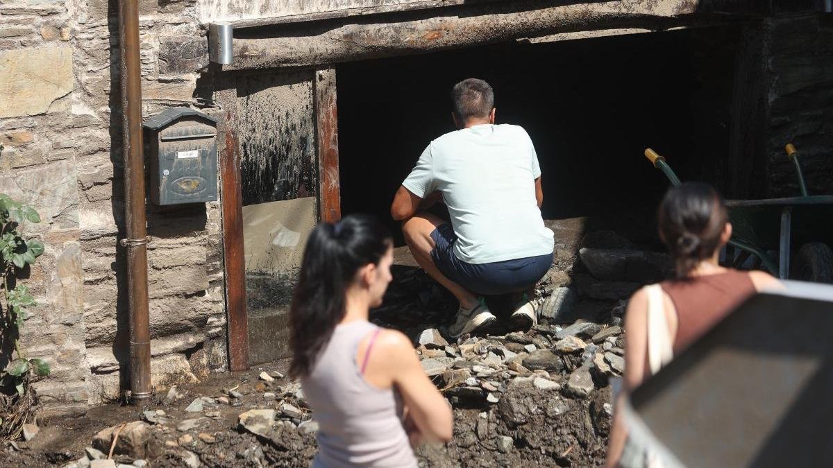 Manzanedo de Valdueza se despierta entre el lodazal y el miedo a otro aluvión