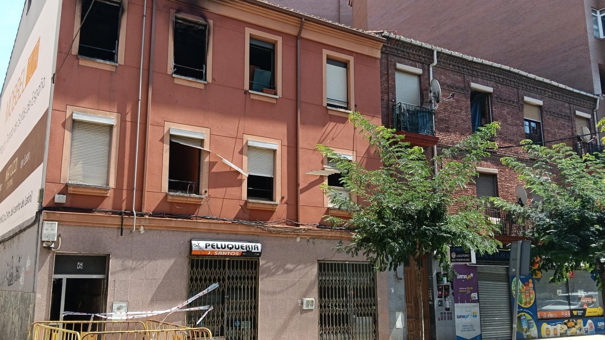 Edificio ocupado en la Avenida Doctor Fleming, en el barrio ferroviario del Crucero