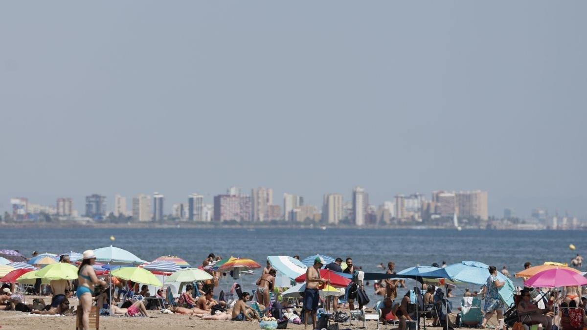 Numerosos bañistas disfrutan del sol y el mar. MANUEL BRUQUE
