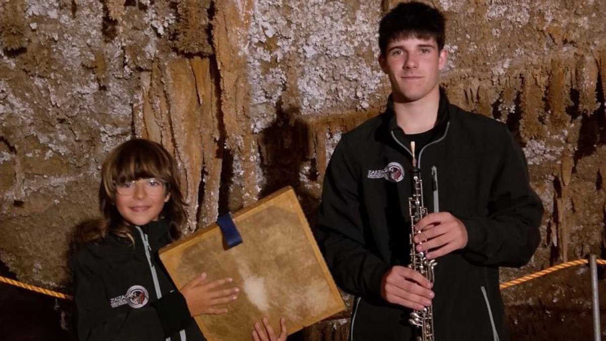 Los jóvenes músicos Adri y Leo.