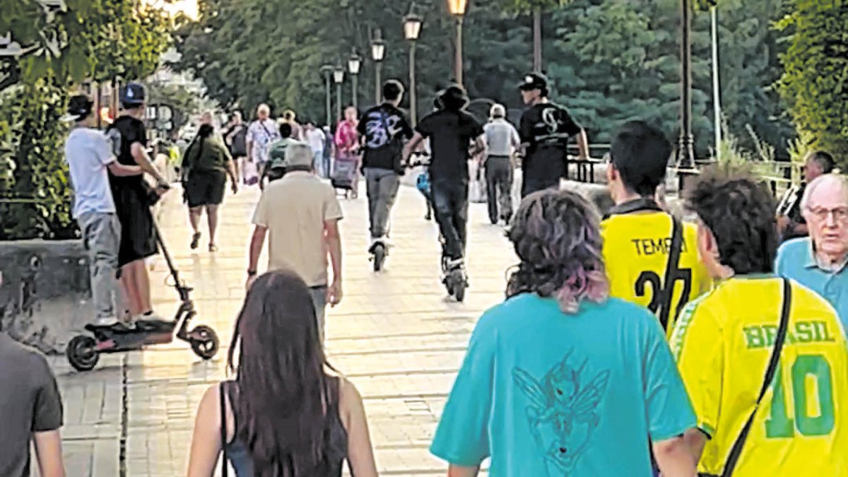 Los peatones se revuelven contra la presión de los patinetes eléctricos en León.