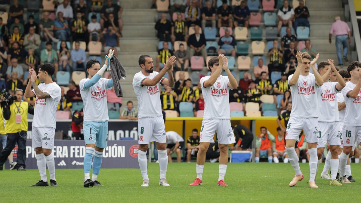 Los jugadores de la Cultural saltaron al campo de Lasesarre con una camiseta para dar ánimos al capitán Rodri Suárez de su reciente rotura de ligamento lateral de su rodilla izquierda.
