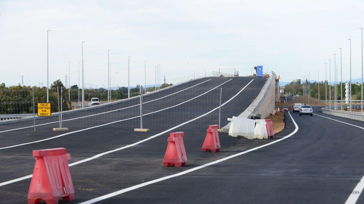 Vial entre rotonda y paso elevado en la N-120.