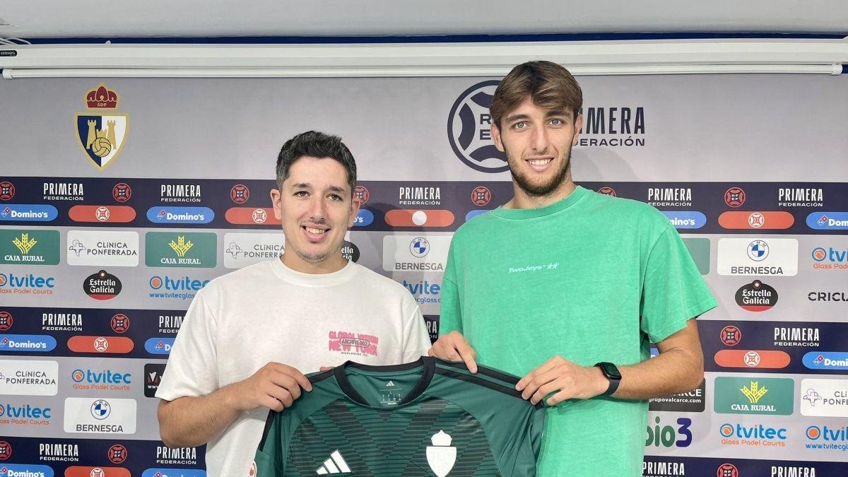 Unas hora después de su debut, la Deportiva procedió a presentar a Óscar Vacas.