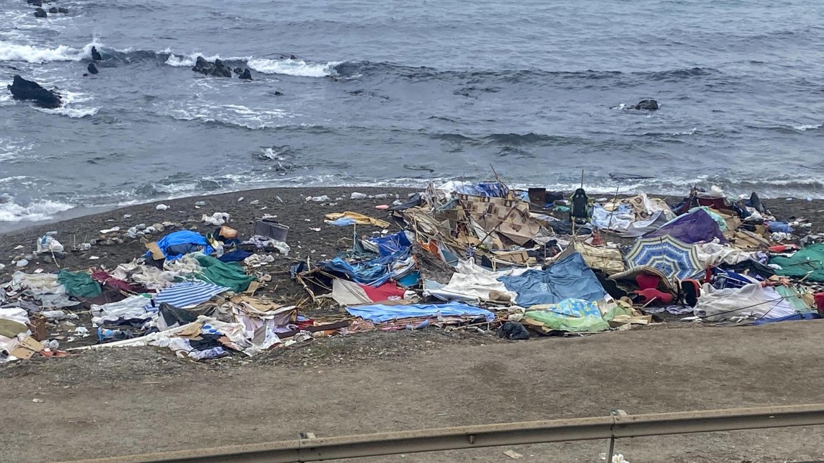 La policía controla el asentamiento de la playa en Ceuta para evitar nuevas ocupaciones