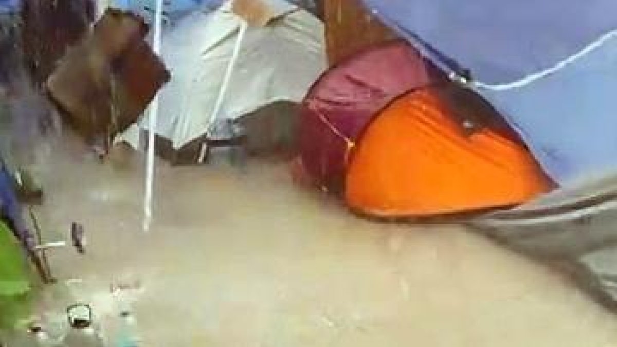 La acampada de Sol por la vivienda, completamente inundada