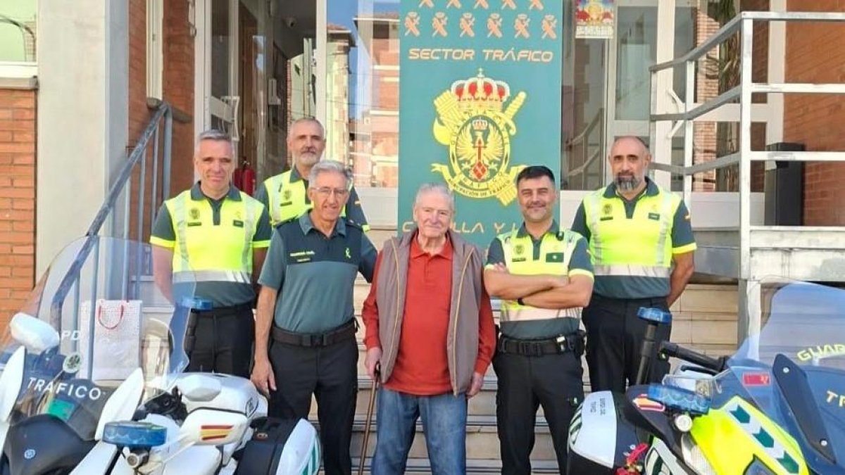 La Agrupación de Tráfico de la Guardia Civil rinde homenaje en la Comandancia de León a Juan Miguel Rodríguez.