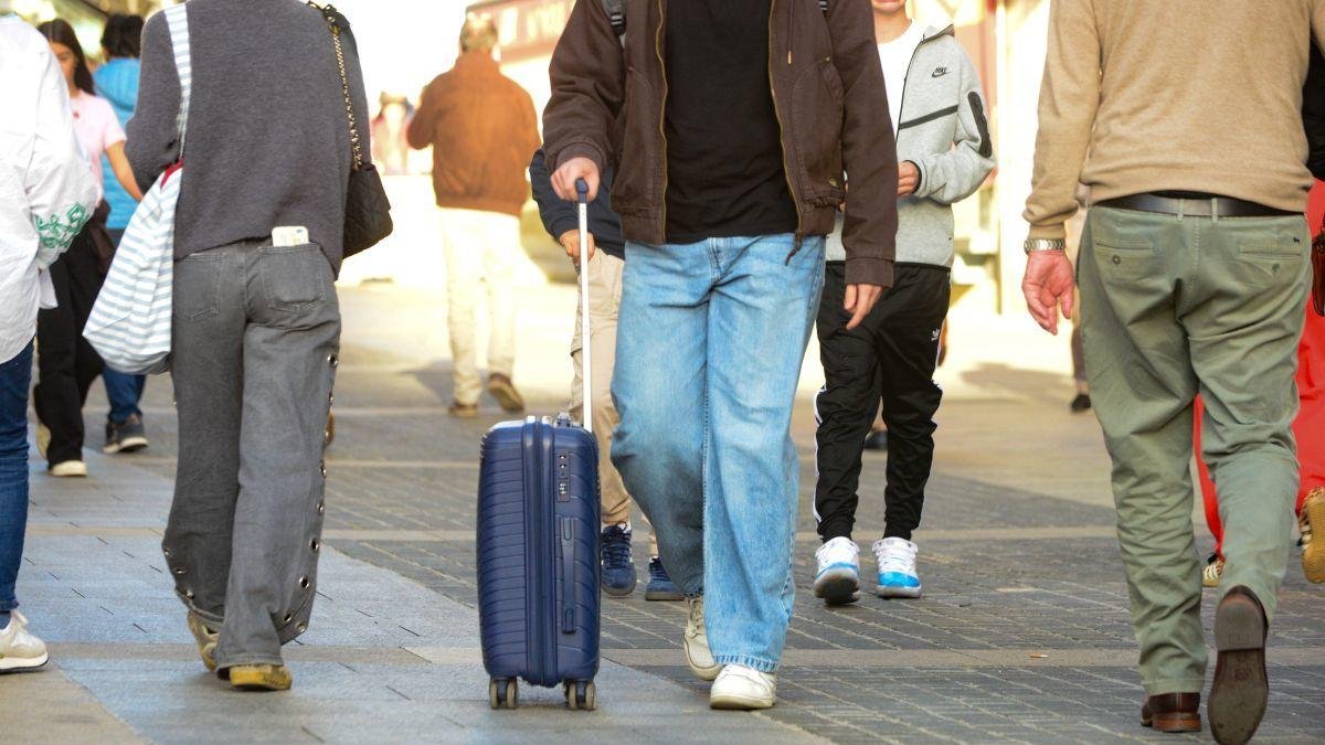 El movimiento de maletas de los turistas no tiene paiusa estos días en León.