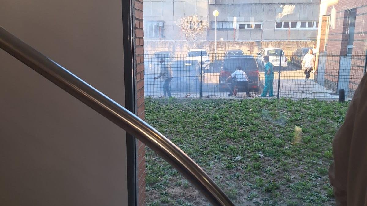 Imagen del coche incendiado en el centro de salud de La Palomera
