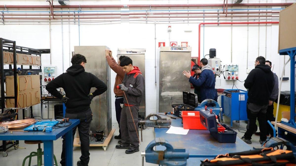 Alumnos del Tecnológico Industrial de León, el centro integrado de FP ubicado en el barrio de La Torre.