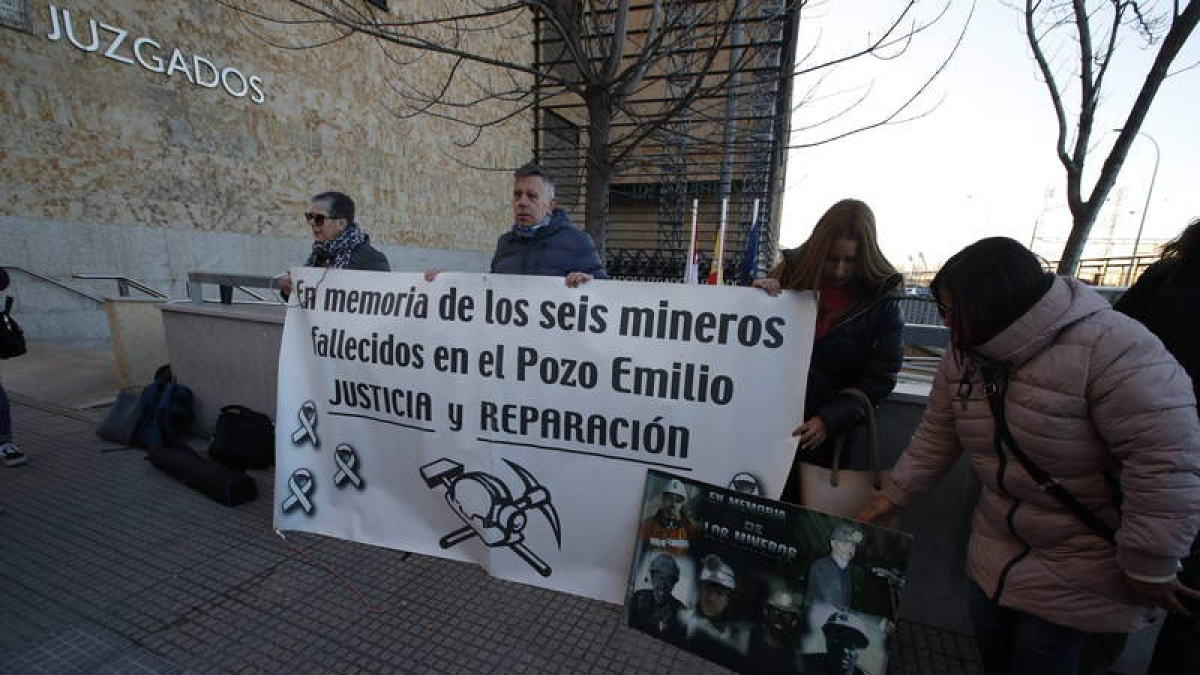 El recuerdo de los mineros fallecidos, a la puerta del juzgado. RAMIRO