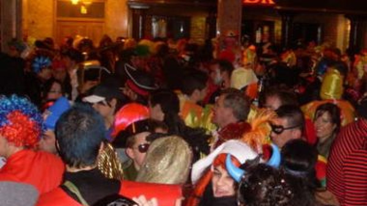 La calle de Astorga se llenó en la última Noche Bruja.
